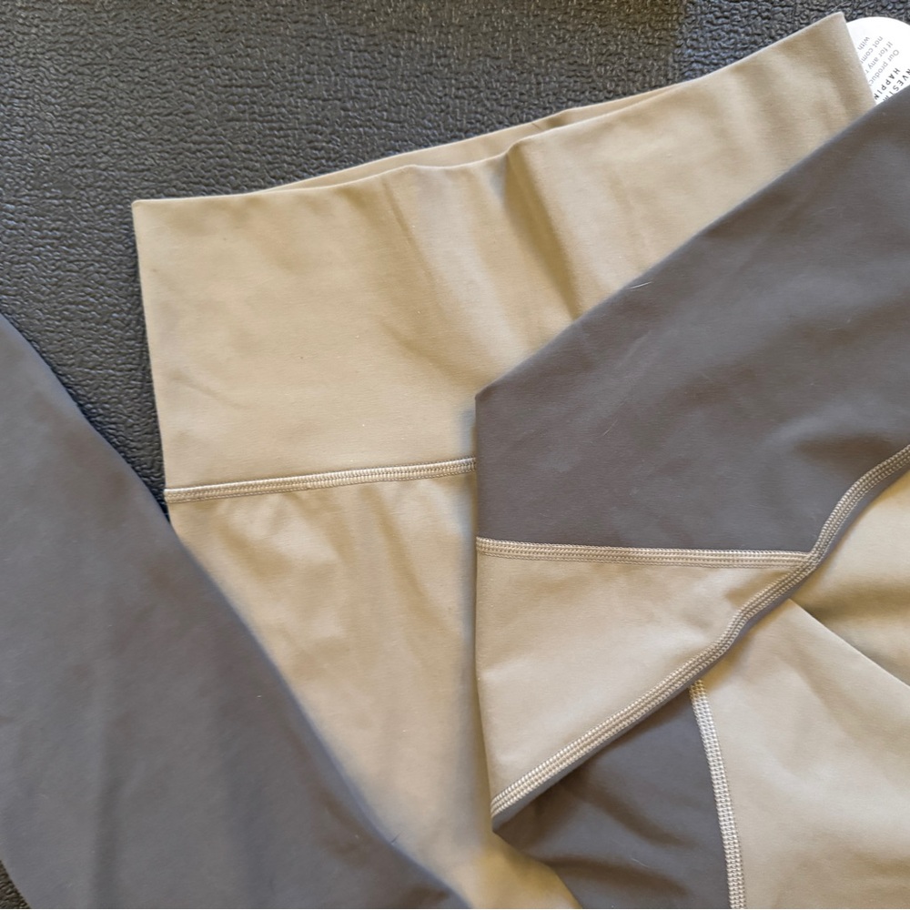 Vuori Studio Legging - Light Oregano (S) - Picture 3 of 3